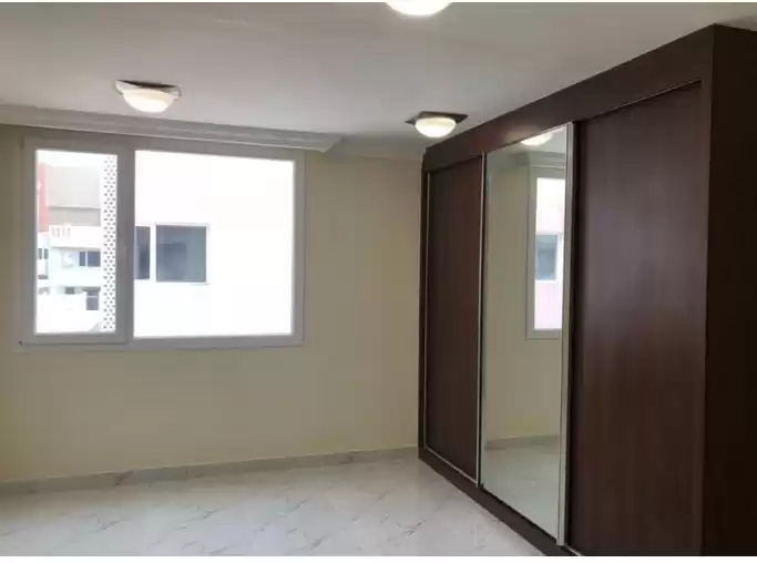 yerleşim Hazır Mülk 1 yatak odası U/F Apartman  kiralık içinde Doha #7841 - 1  image 